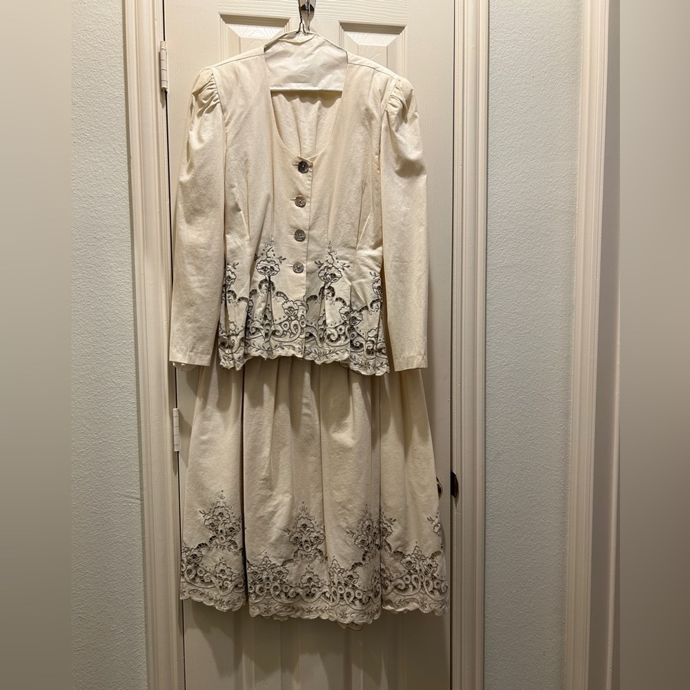Elegant Embroidered Two-Piece Vintage Dress Set with Shell Buttons